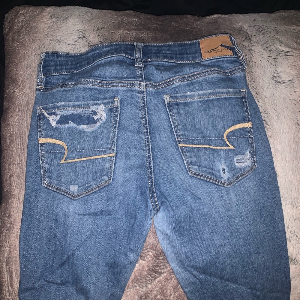 american eagle medium wash ripped jeans!!